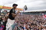 Lewis Hamilton lässt sich von seinen Fans feiern