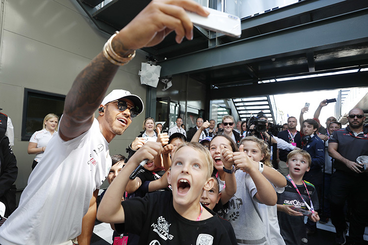 Lewis Hamilton entzückt einige Kids