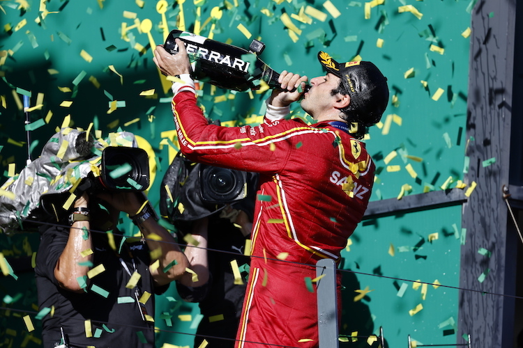 Ferrari-Fahrer Carlos Sainz gönnt sich einen Schluck – Ferrari