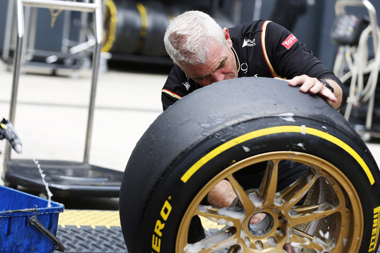 Lotus absolvierte die Streckenpremiere der neuen 18-Zoll-Reifen von Pirelli