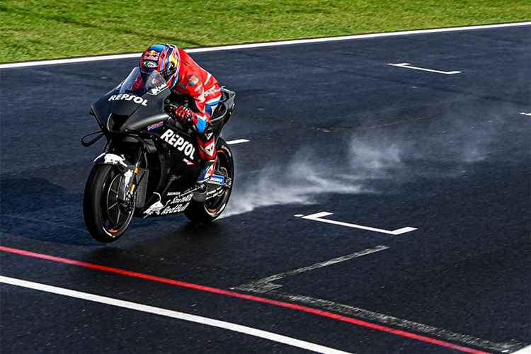 Erste Runden im Nassen: Stefan Bradl auf der MotoGP-Honda für 2022