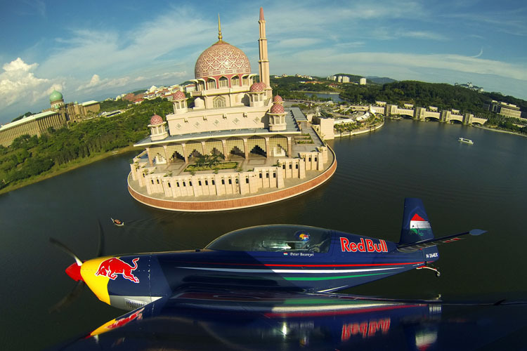 Peter Besenyei beim ersten Demoflug am Montag in Putrajaya/Malaysia