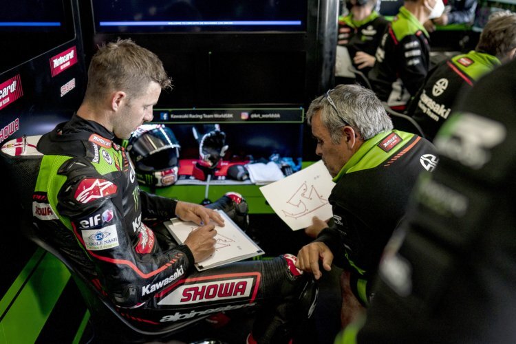 Jonathan Rea studiert mit seinem Cheftechniker Pere Riba den Circuito de Navarra