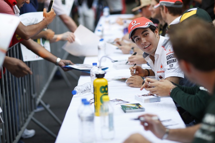 Sergio Perez bei der Autogramm-Stunde