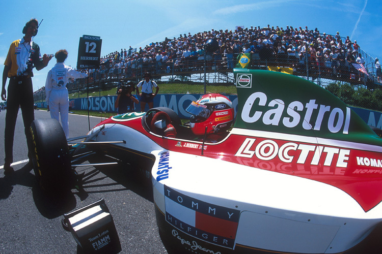Johnny Herbert 1993 mit seinem Lotus und Castrol-Sponsoring