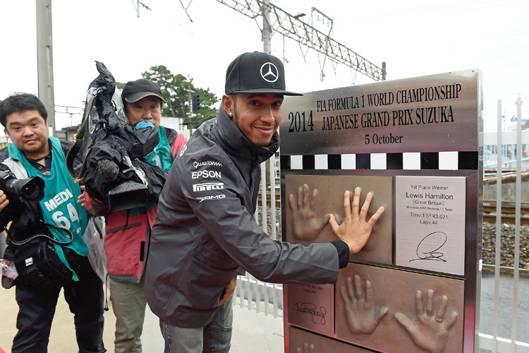 Lewis Hamilton bei einer Zeremonie der Japaner heute in Suzuka