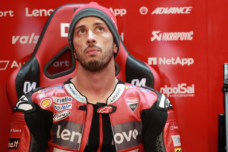 Dick eingepackt sitzt Andrea Dovizioso in der Ducati-Box