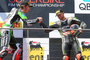Gratulation von Loris Baz (li.): Der Gesichtsausdruck von Tom Sykes sagt alles