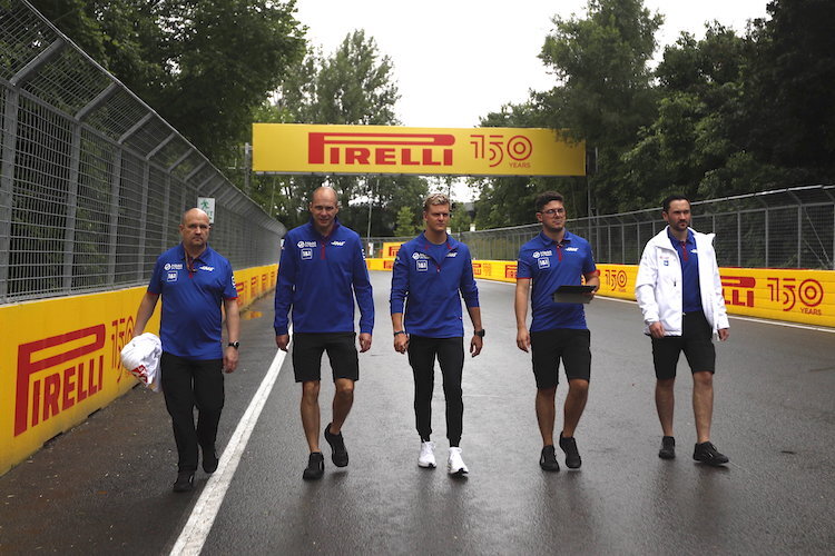 Mick Schumacher (Mitte) bei der Pistenbesichtigung in Montreal