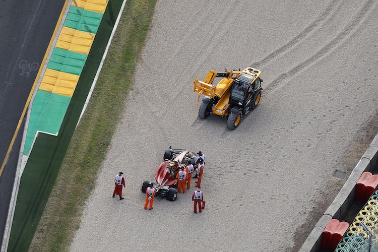 Carlos Sainz brauchte Hilfe, um sich aus dem Kiesbett zu befreien