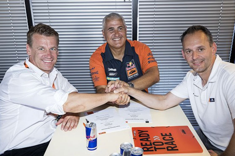 KTM-Motorsport-Direktor Pit Beirer mit Claudio de Carli und dem KTM Offroad Vizepräsidenten, Robert Jonas