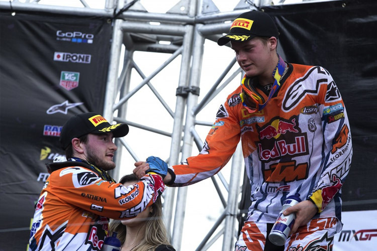 Jeffrey Herlings gratuliert seinem Teamkollegen Pauls Jonass, der ihm im ersten Lauf vom Motorrad geholt hat,  auf dem Podium