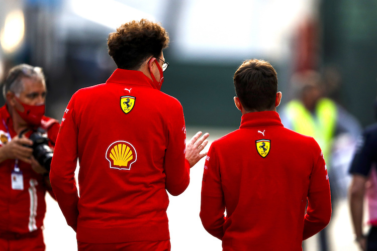 Ferrari-Teamchef Mattia Binotto und Charles Leclerc