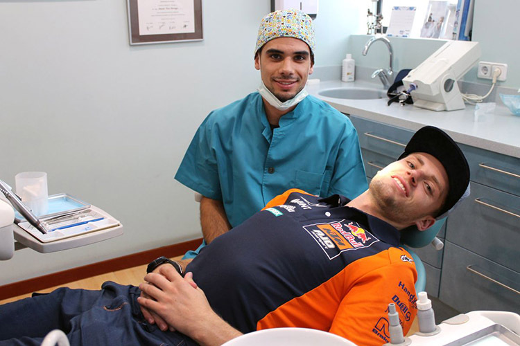 Zahnmedizin-Student Miguel Oliveira mit Brad Binder