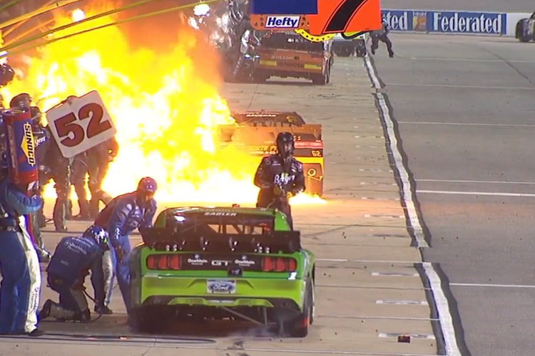 Beim Boxenstopp von Brendan Gaughan auf dem Richmond International Speedway brach ein Feuer aus