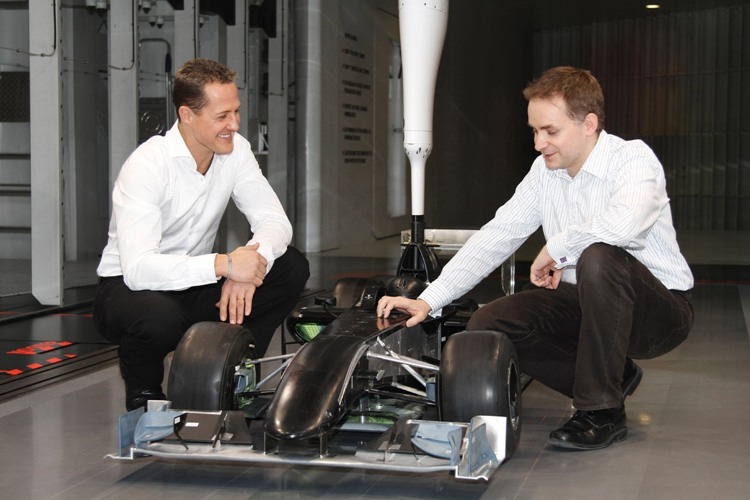 Michael Schumacher mit dem Windkanal-Modell seines neuen Wagens