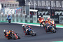 Brad Binder (33) im Rennen vor Dovizioso (04) und Bruder Darryn Binder