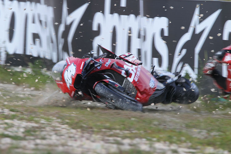 Kurve 10 am Freitag: Pol Espargaró ist gestürzt und wird von seinem Bike getroffen
