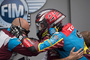 Reisenfreude bei Sam Lowes und seinem Techniker nach dem Grand-Prix-Sieg