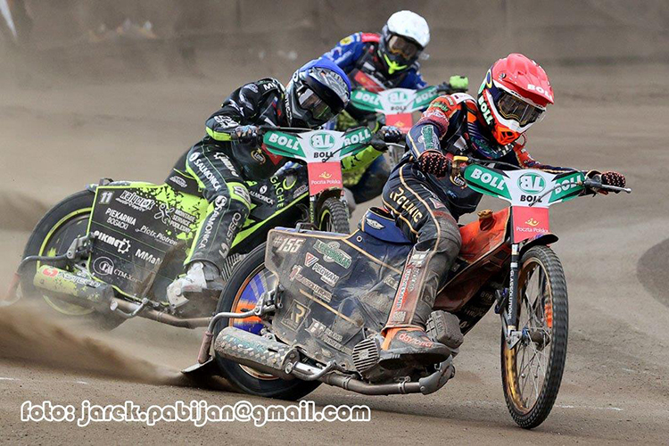 Mikkel Michelsen (vorne) führt die Speedway-EM an