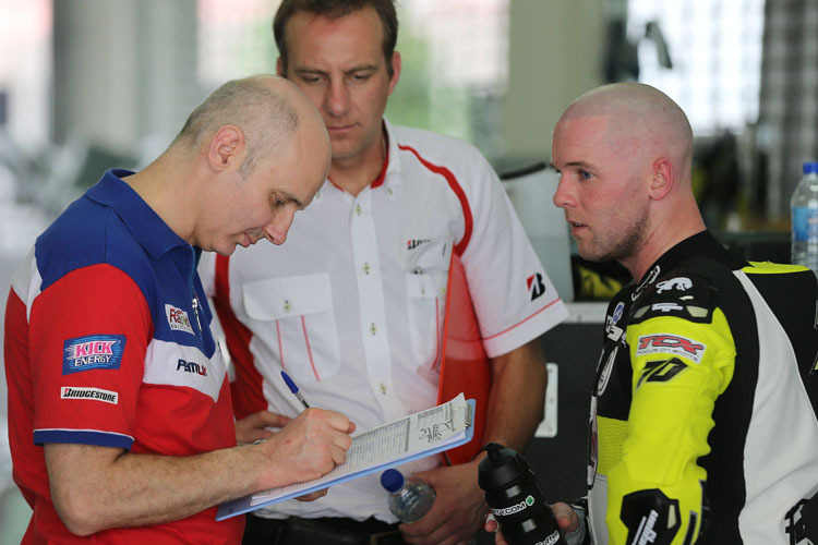 Michael Laverty (re.): Viel zu besprechen in Sepang