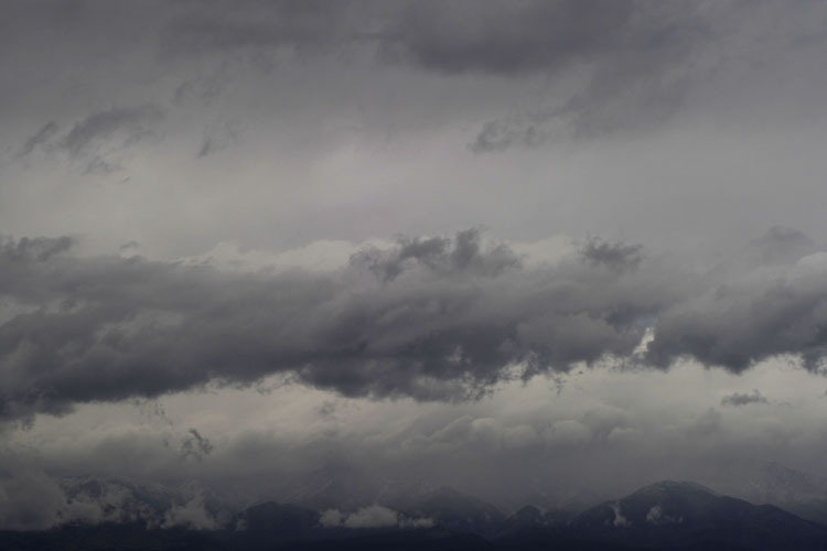 Dunkle Wolken über den Rocky Mountains