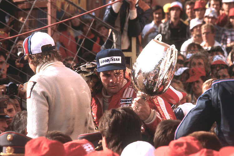 Alan Jones nach seinem Sieg 1977