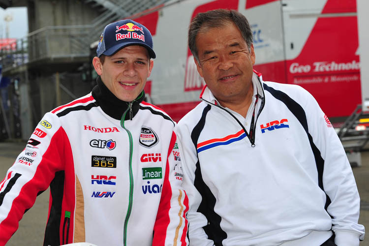 Stefan Bradl und HRC-Vizepräsident Shuhei Nakamoto