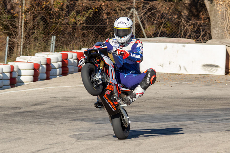 Jonas Folger beim Training mit dem Pitbike