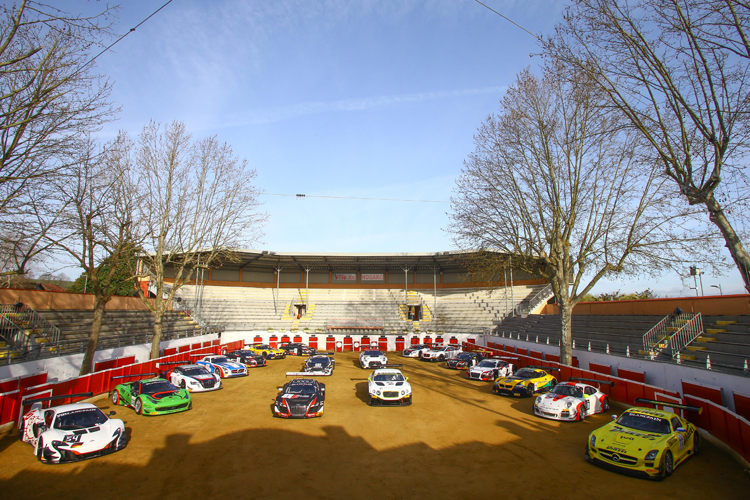 Das Feld der Sprint Series in der Stierkampfarena von Nogaro