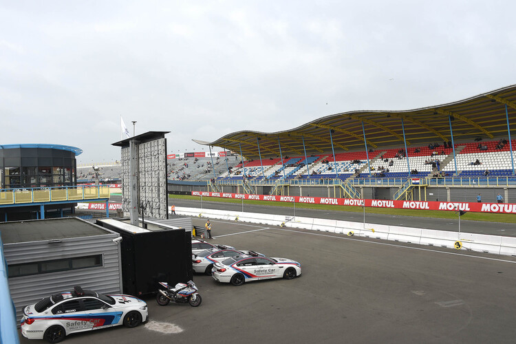 Assen, Samstag um 8.40 Uhr: Die Sonne kommt raus, die Tribünen sind noch leer