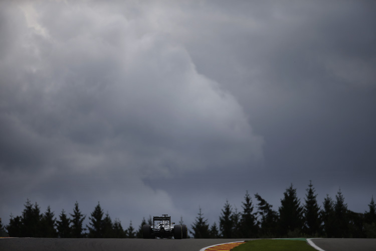 Lewis Hamilton unter dem düsteren Himmel über den Ardennen