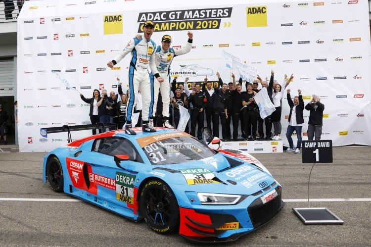 Großer Jubel bei HCB-Rutronik Racing: Nach dem Fahrer- konnte auch der Team-Titel im ADAC GT Masters gewonnen werden