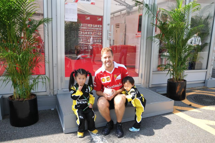 Sebastian Vettel im Suzuka-Fahrerlager mit zwei jungen Fans