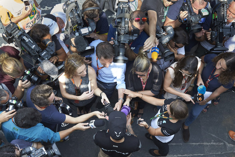 Lewis Hamilton: «Wir steigen aus dem Auto – und stehen direkt im Scheinwerferlicht der Kameras»