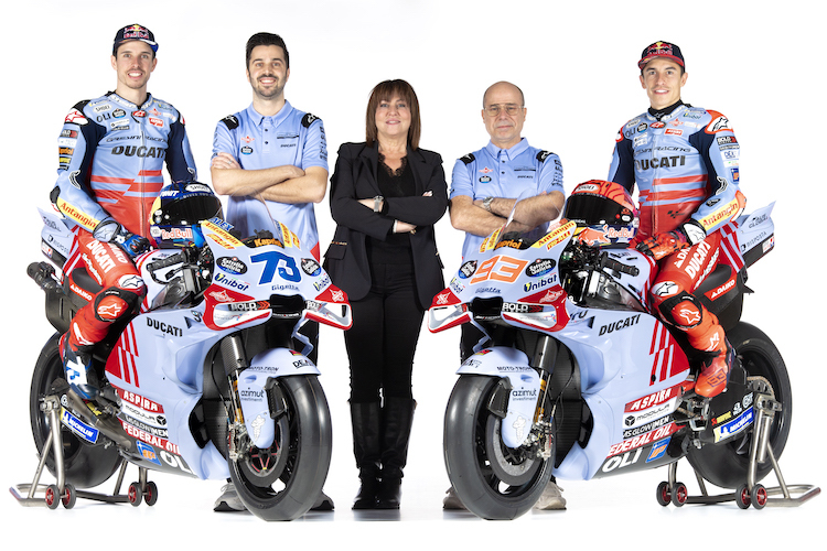 Das Gresini Racing Team mit Alex Márquez, Teammanager Michele Masini, Nadia Padovani, Carlo Merlini und Marc Márquez