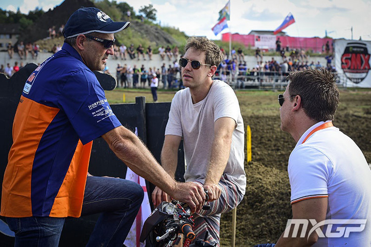 Sebastian Vettel (Mitte) mit den KTM-Managern Heinz Kinigadner und Pit Beirer