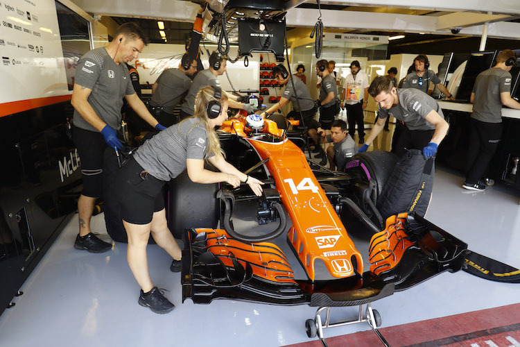 Alles, war wir in der McLaren-Box sehen, wird inspiziert und gewartet