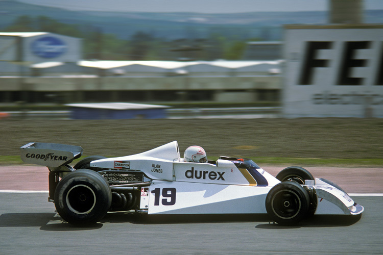 Alan Jones im Surtees mit Durex-Werbung