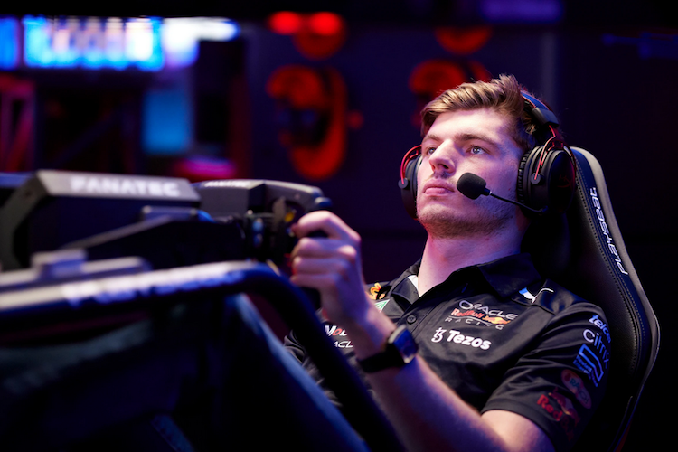 Max Verstappen im Rennsimulator