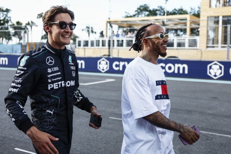 Die Mercedes-Piloten George Russell (l.) und Lewis Hamilton