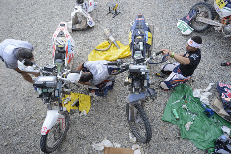 Viel Arbeit: Der Motorentausch in vollem Gange