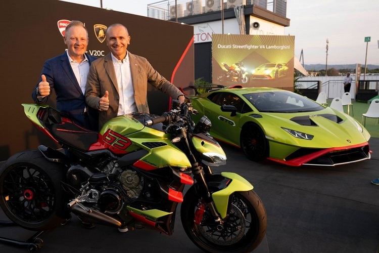 Mitja Borkert, Direktor des Centro Stile Lamborghini und Andrea Ferraresi, Direktor des Centro Stile Ducati mit der Streetfighter V4 Lamborghini und dem Lamborghini Huracan STO