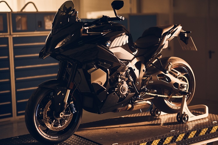 Crossover mit Superbike-Performance und Langstreckenkomfort: BMW M1000XR