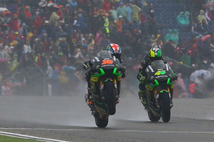 Vor einem Jahr: Bradley Smith kommt im Regen von Aragón knapp vor Pol Espargaro ins Ziel