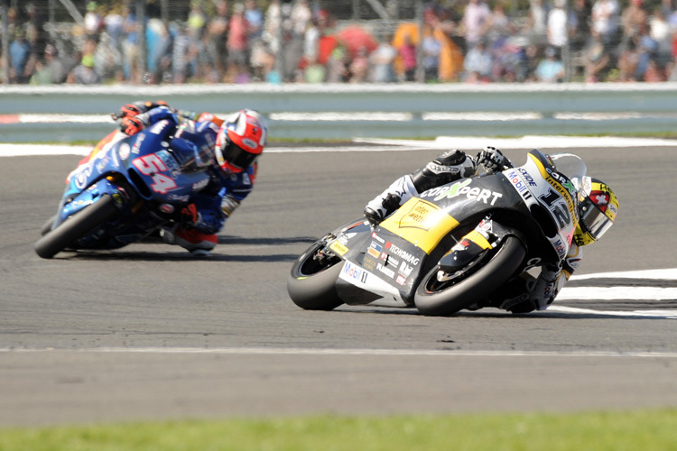 Tom Lüthi hier vor Mattia Pasini in Silverstone