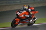 Mit 21 Jahren fuhr Jonas Folger seinen ersten Moto2-Sieg ein, er führt nun die WM-Tabelle an