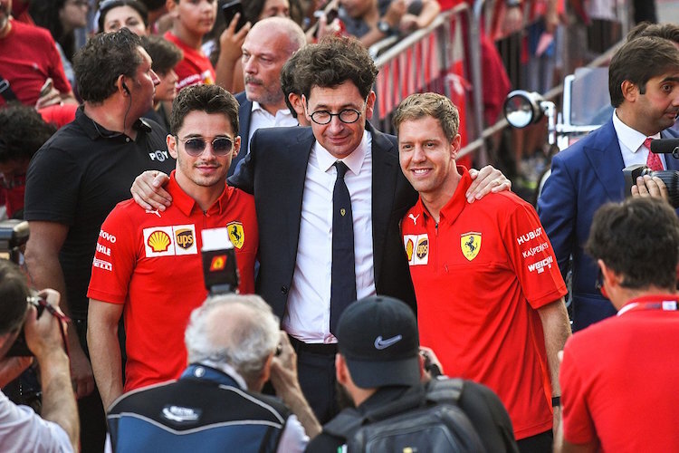 Mattia Binotto mit Charles Leclerc und Sebastian Vettel