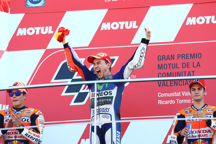 Jorge Lorenzo (Mitte) gewann in Valencia und wurde MotoGP-Weltmeister 2015
