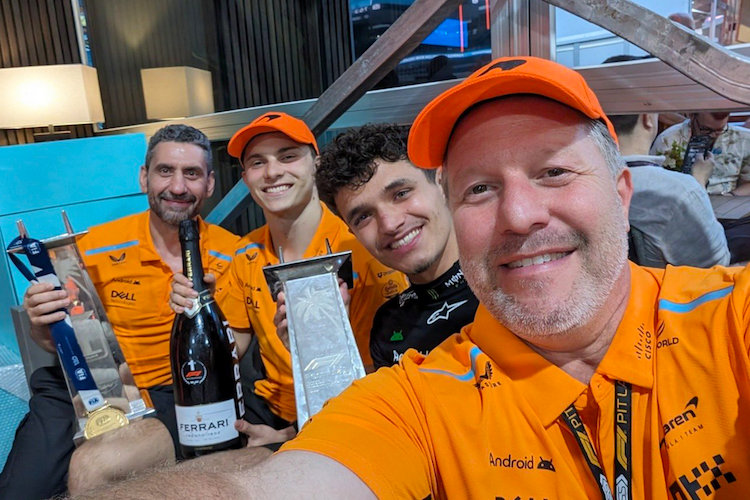 Nach dem Sieg in Miami, von links: McLaren-Teamchef Andrea Stella, Oscar Piastri, Lando Norris, CEO Zak Brown